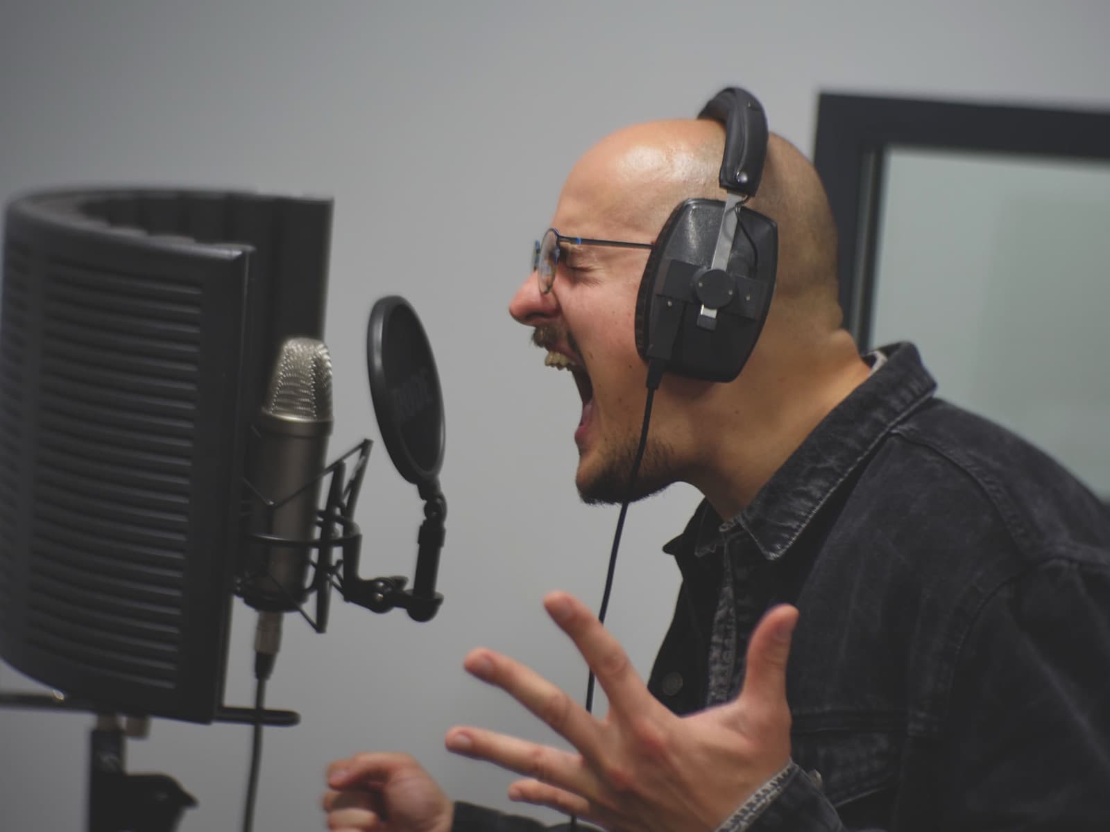 Michał Wrzos śpiewa w studiu