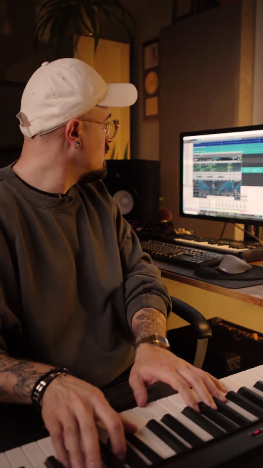 Michał Wrzos przy stanowisku produkcyjnym